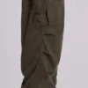 Pantalones cargo de paracaídas en color caqui