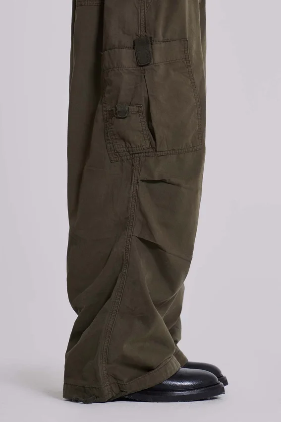 Pantalones cargo de paracaídas en color caqui