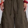 Pantalones cargo de paracaídas en color caqui