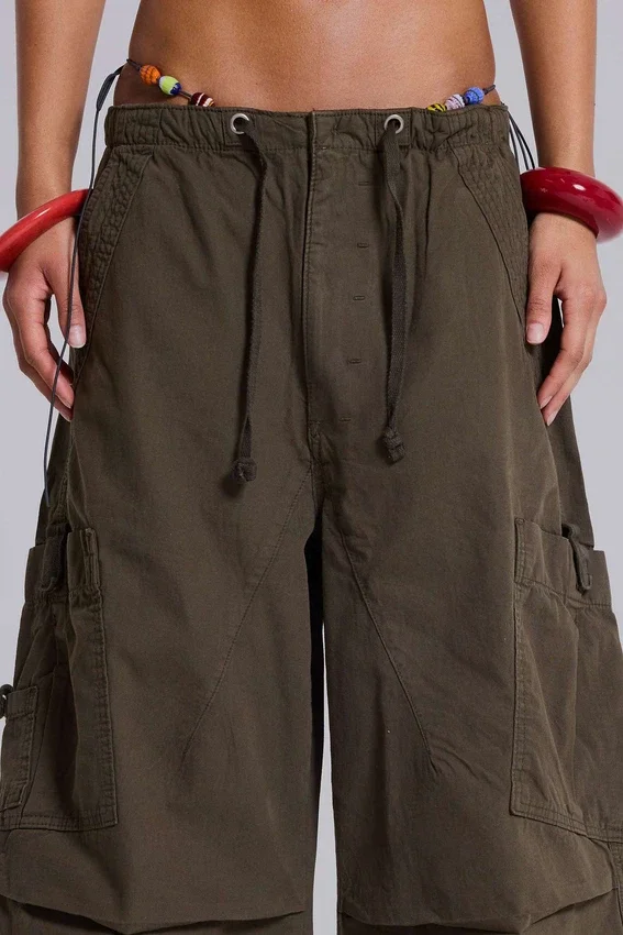 Pantalones cargo de paracaídas en color caqui