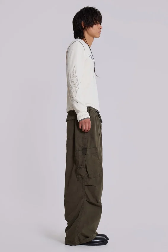 Pantalones cargo de paracaídas en color caqui