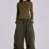Pantalones cargo de paracaídas en color caqui