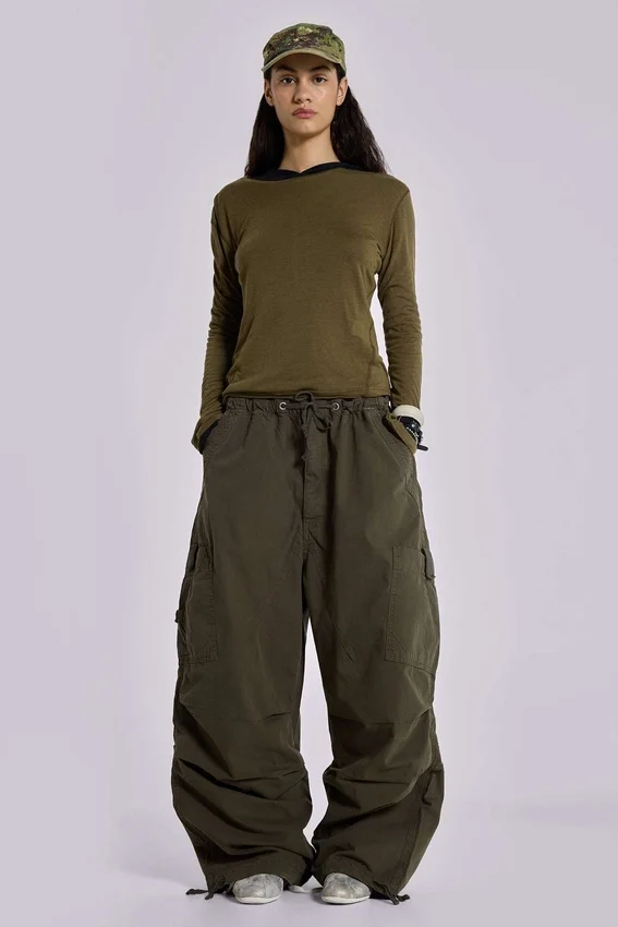 Pantalones cargo de paracaídas en color caqui