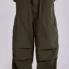 Pantalones cargo de paracaídas en color caqui