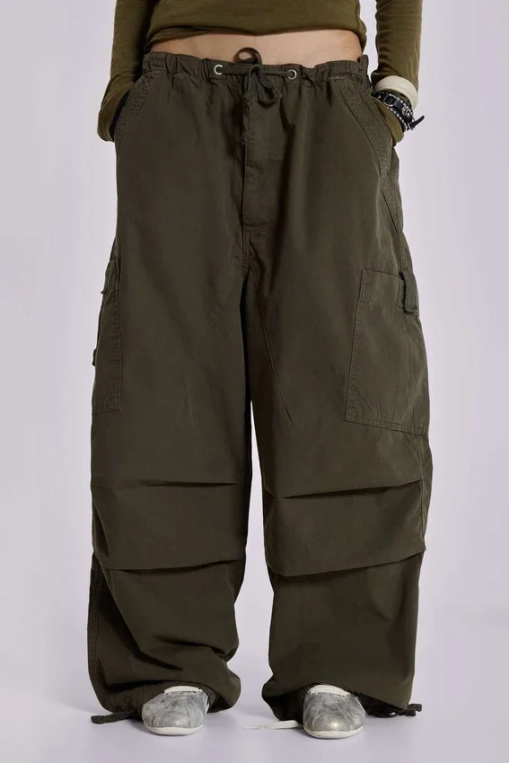 Pantalones cargo de paracaídas en color caqui