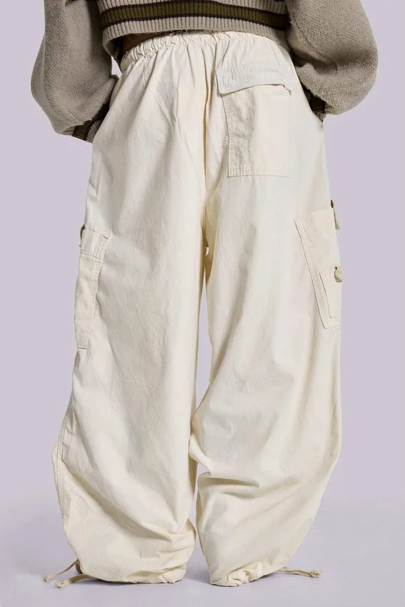 Pantalones cargo «Parachute» en color crudo