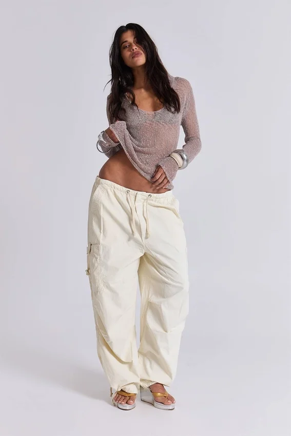 Pantalones cargo «Parachute» en color crudo
