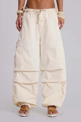 Pantalones cargo «Parachute» en color crudo