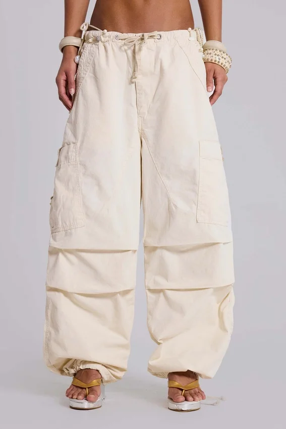Pantalones cargo «Parachute» en color crudo