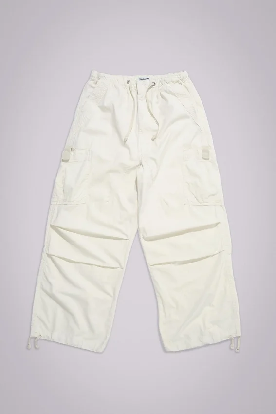 Pantalones cargo «Parachute» en color crudo