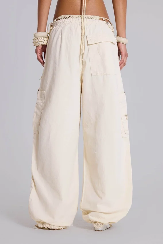 Pantalones cargo «Parachute» en color crudo