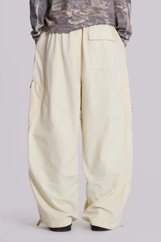 Pantalones cargo «Parachute» en color crudo