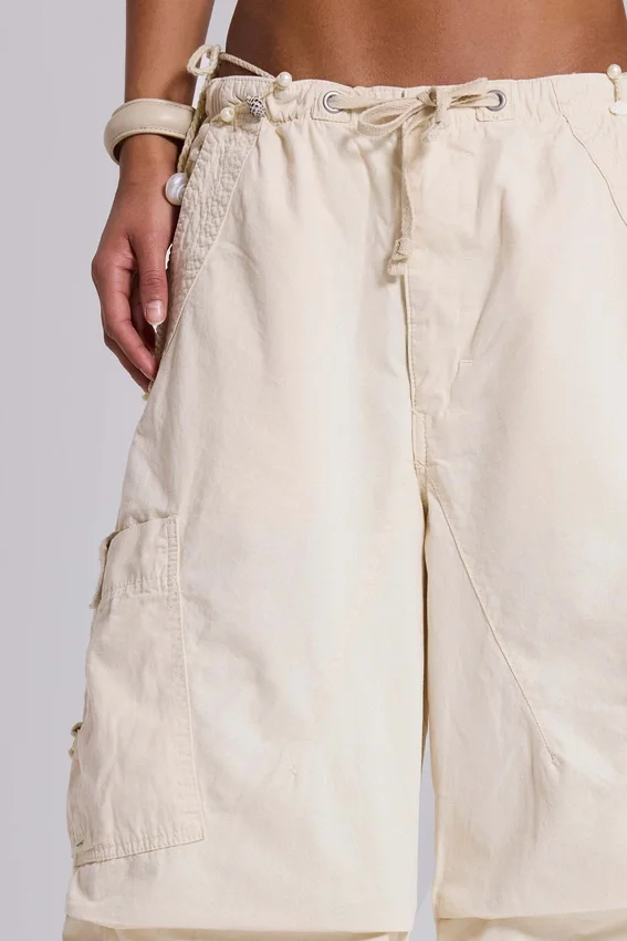 Pantalones cargo «Parachute» en color crudo