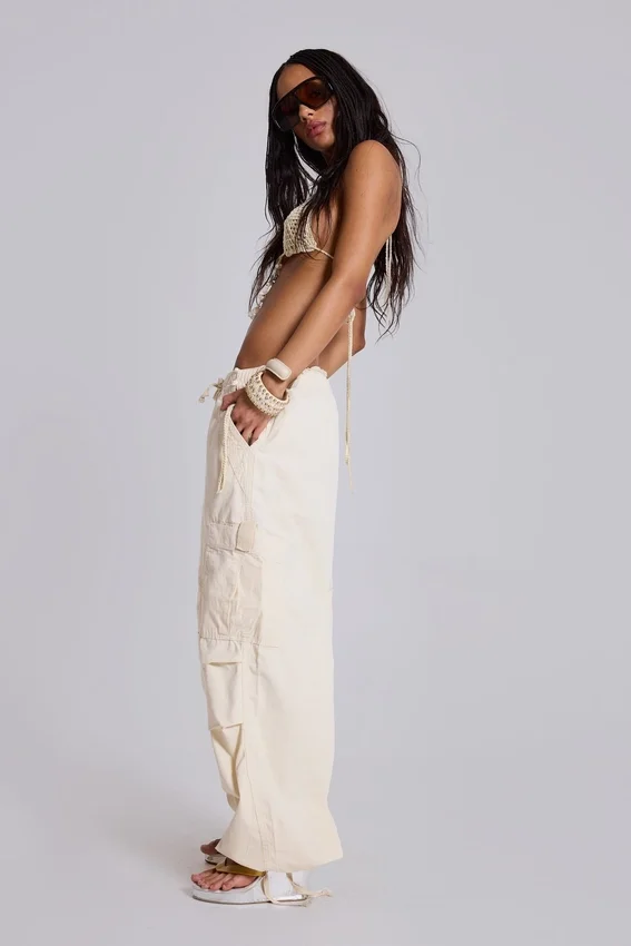 Pantalones cargo «Parachute» en color crudo