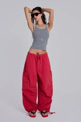 Pantalones cargo rojos tipo paracaidista