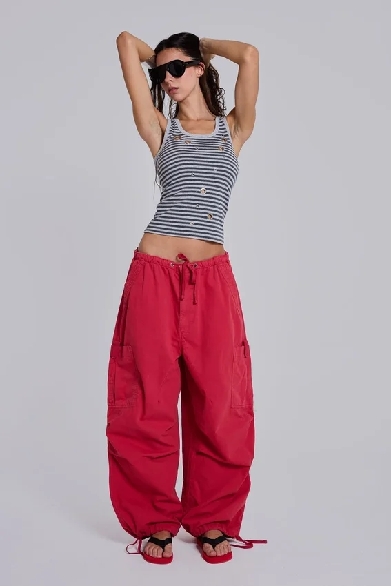 Pantalones cargo rojos tipo paracaidista