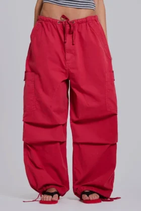 Pantalones cargo rojos tipo paracaidista