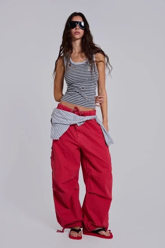 Pantalones cargo rojos tipo paracaidista