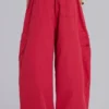 Pantalones cargo rojos tipo paracaidista