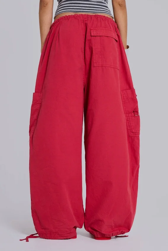Pantalones cargo rojos tipo paracaidista