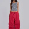 Pantalones cargo rojos tipo paracaidista