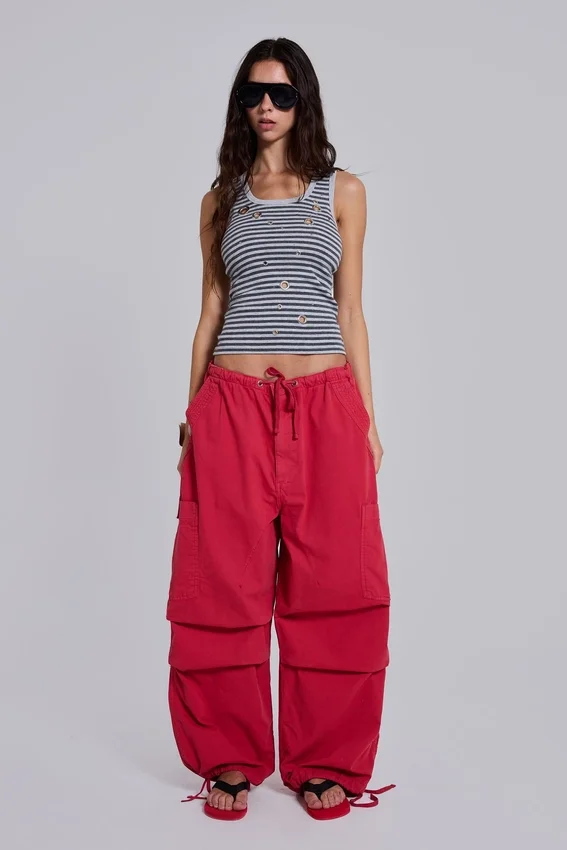 Pantalones cargo rojos tipo paracaidista