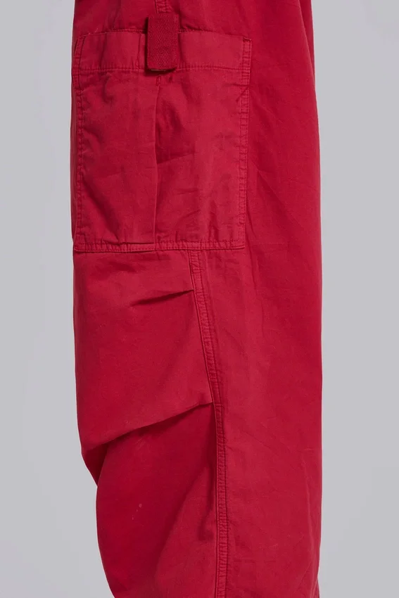 Pantalones cargo rojos tipo paracaidista