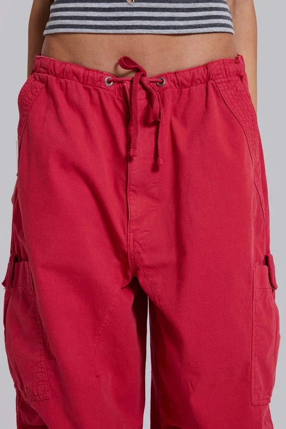 Pantalones cargo rojos tipo paracaidista