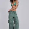 Pantalones cargo utilitarios de color caqui