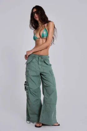 Pantalones cargo utilitarios de color caqui
