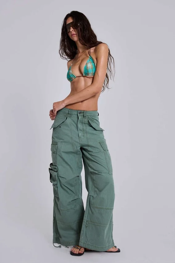 Pantalones cargo utilitarios de color caqui