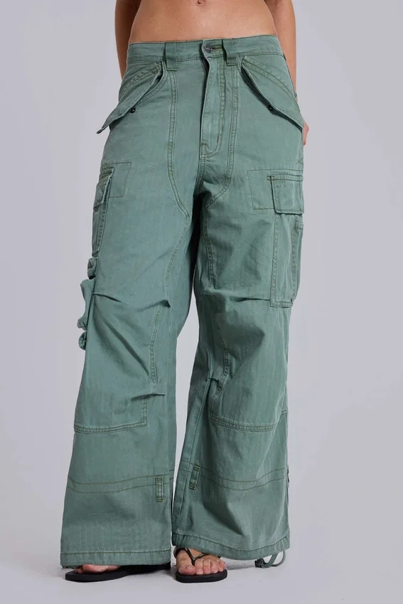 Pantalones cargo utilitarios de color caqui