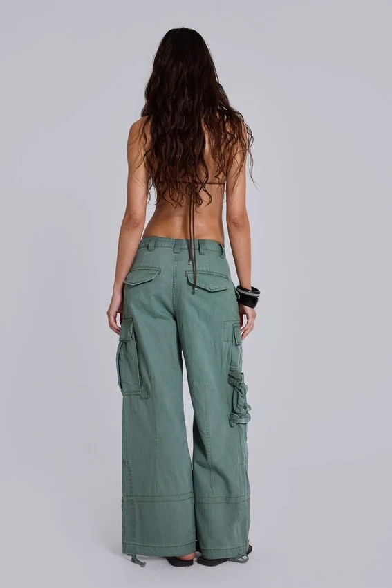 Pantalones cargo utilitarios de color caqui