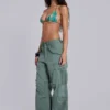 Pantalones cargo utilitarios de color caqui