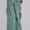 Pantalones cargo utilitarios de color caqui