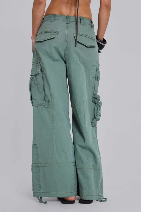 Pantalones cargo utilitarios de color caqui
