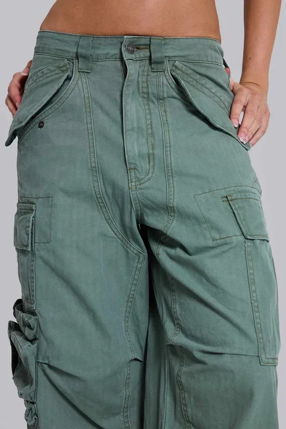 Pantalones cargo utilitarios de color caqui