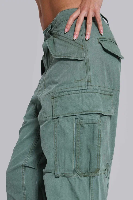 Pantalones cargo utilitarios de color caqui