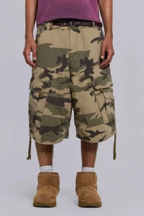 Pantalones cortos de cadete con estampado de camuflaje desgastado