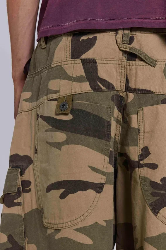 Pantalones cortos de cadete con estampado de camuflaje desgastado