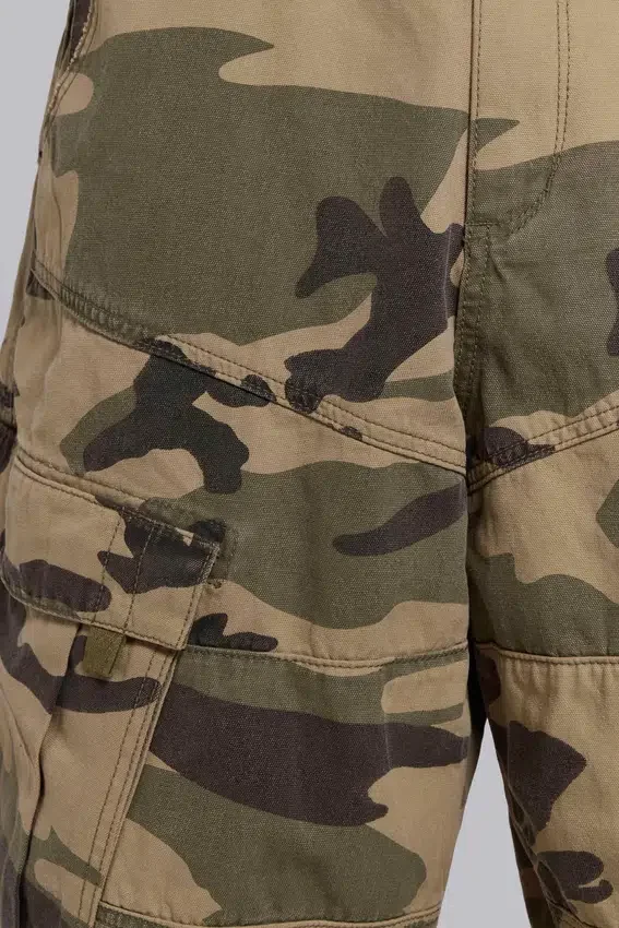 Pantalones cortos de cadete con estampado de camuflaje desgastado