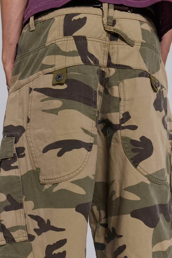 Pantalones cortos de cadete con estampado de camuflaje desgastado