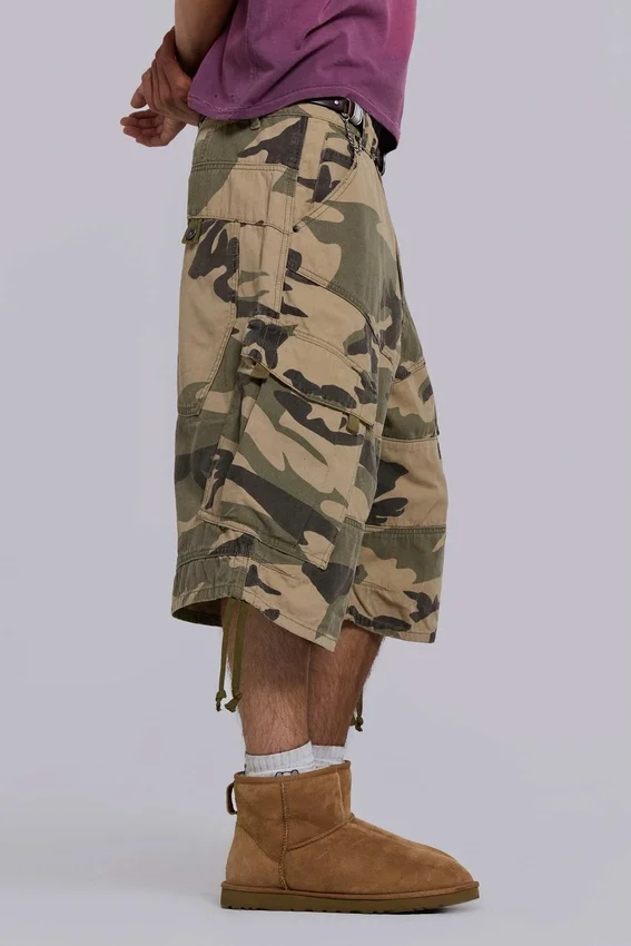 Pantalones cortos de cadete con estampado de camuflaje desgastado