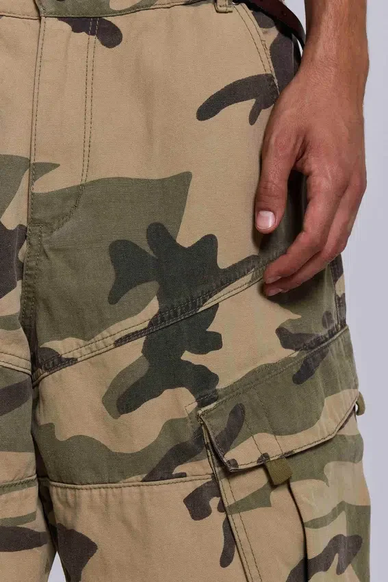 Pantalones cortos de cadete con estampado de camuflaje desgastado