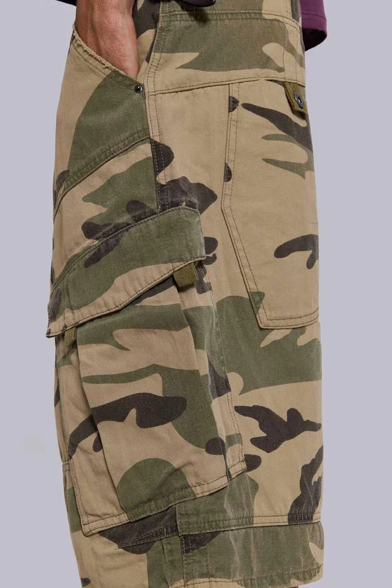 Pantalones cortos de cadete con estampado de camuflaje desgastado