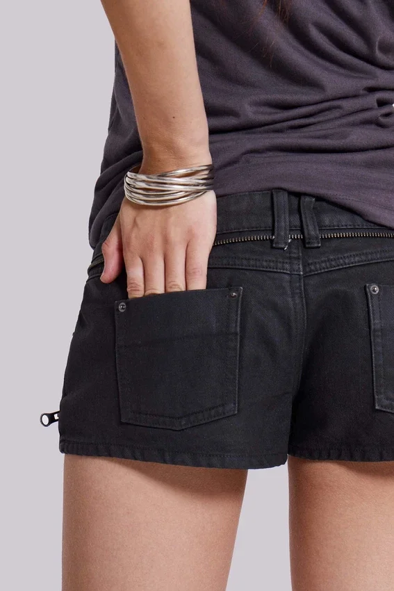 Pantalones cortos de denim mini con recubrimiento Ardor en negro