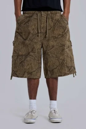 Pantalones cortos de paracaídas con estampado de camuflaje forestal