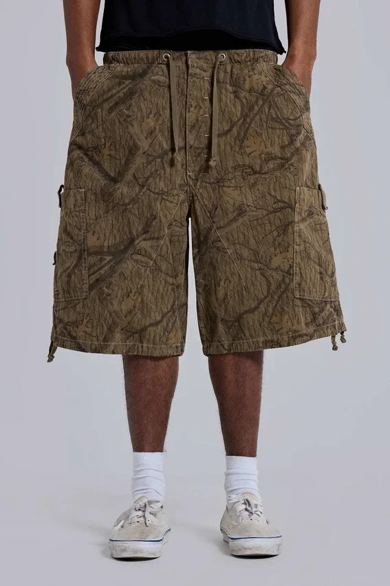 Pantalones cortos de paracaídas con estampado de camuflaje forestal