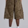 Pantalones cortos de paracaídas con estampado de camuflaje forestal