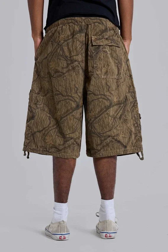 Pantalones cortos de paracaídas con estampado de camuflaje forestal